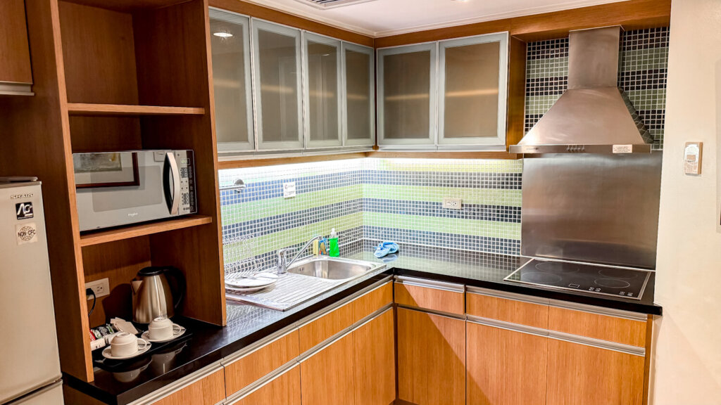 discovery suites lloyd chua