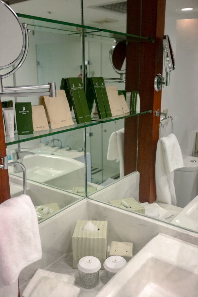 discovery suites lloyd chua