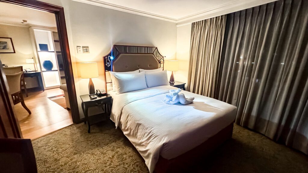 discovery suites lloyd chua