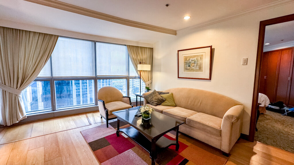 discovery suites lloyd chua